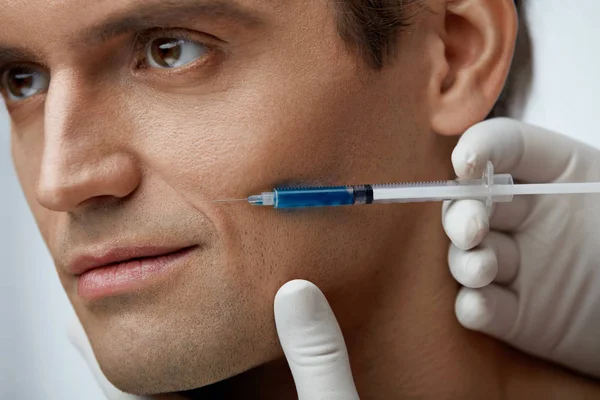 Gesichtsbehandlung. attraktiver Mann bekommt Spritzen — Stockfoto