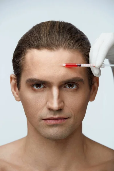 Mužská tvář injekce krásy. Pohledný muž získá Filler injekce — Stock fotografie