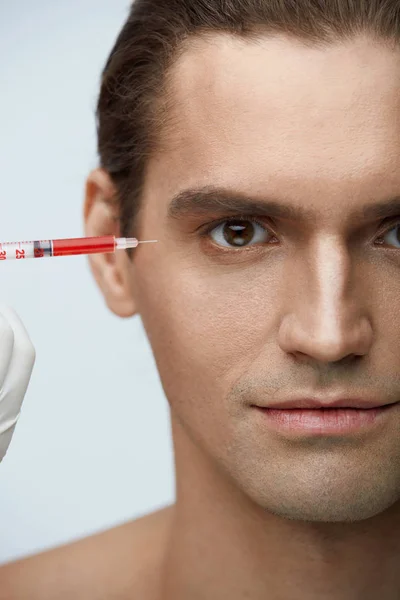 Retrato de la cara atractiva del hombre que recibe la inyección de belleza facial — Foto de Stock