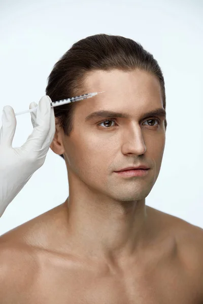 Beau homme recevant des injections de beauté faciale. Chirurgie plastique — Photo