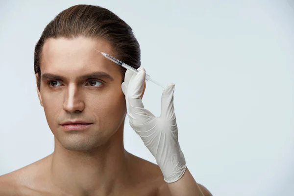 Beau homme recevant des injections de beauté faciale. Chirurgie plastique — Photo