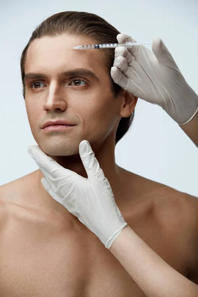 Homem recebendo tratamento cosmético dentro de casa. Tratamento facial — Fotografia de Stock