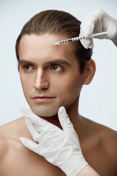 Uomo che riceve un trattamento cosmetico all'interno. Trattamento viso — Foto Stock