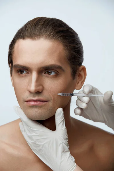 Esteticista fazendo injeção cosmética no rosto masculino do paciente — Fotografia de Stock