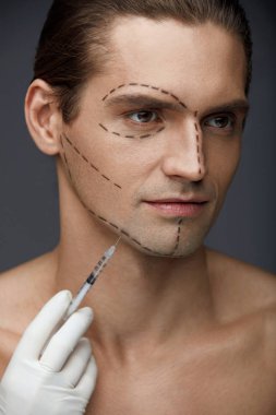 Plastik cerrahi. Enjeksiyonları almak yakışıklı yüz hatları