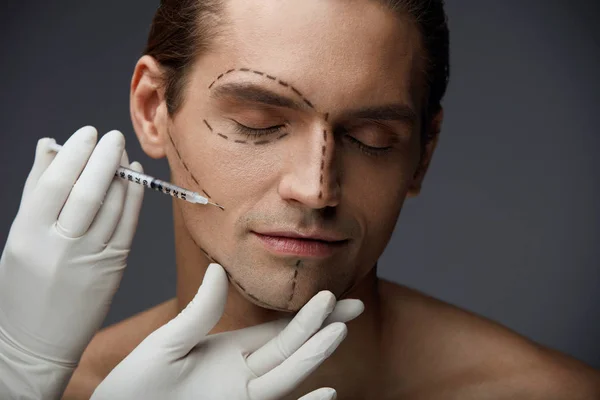 Pohledný muž s tváří linky dostat obličeje krása injekce — Stock fotografie