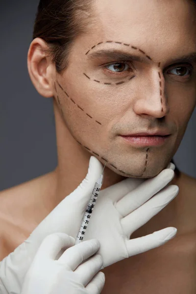 Chirurgia plastyczna. Przystojny mężczyzna z twarzy linie coraz zastrzyki — Zdjęcie stockowe