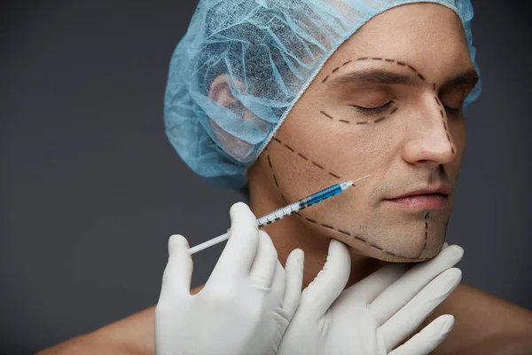 Injeções masculinas da beleza da cara. Homem bonito recebendo injeção de pele — Fotografia de Stock