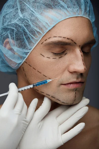 Injeções masculinas da beleza da cara. Homem bonito recebendo injeção de pele — Fotografia de Stock