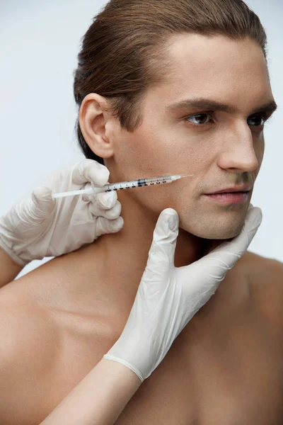 Injekce: mužské krásy. Pohledný muž obličejové aplikaci injekcí — Stock fotografie