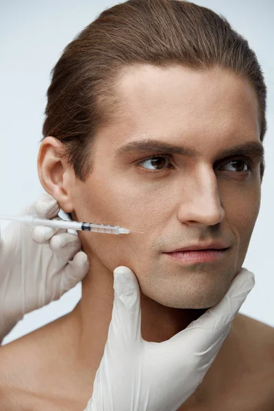 Injeção de beleza masculina. Homem bonito recebendo injeções faciais — Fotografia de Stock