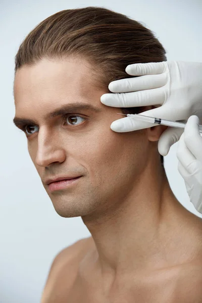 Gesichtslifting. schöner Mann bekommt Injektionen ins Gesicht Schönheit — Stockfoto