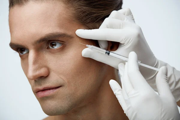 Pohledný muž podáním injekce kosmetické, ošetření obličeje — Stock fotografie