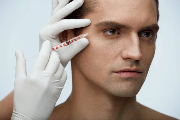 Belleza facial. Retrato de hombre guapo recibiendo inyección facial —  Fotos de Stock