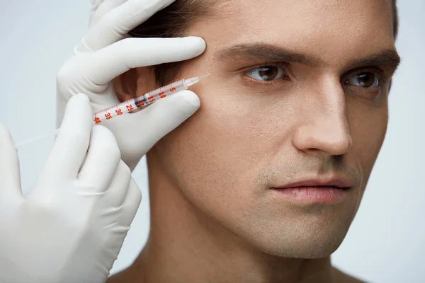 Face Beauty. Retrato de homem bonito recebendo injeção facial — Fotografia de Stock