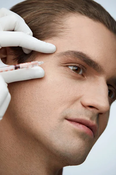 Belleza facial. Retrato de hombre guapo recibiendo inyección facial —  Fotos de Stock