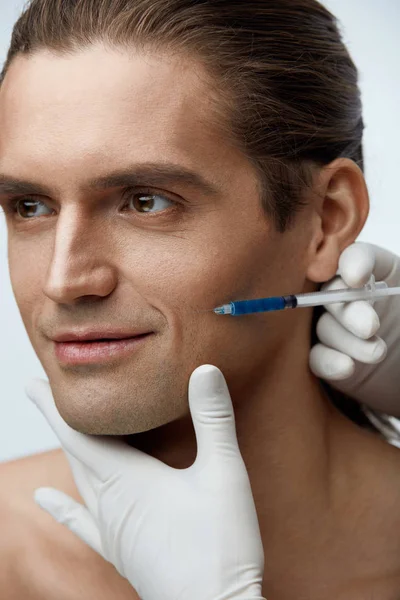Injekce: krása. Pohledný muž dostává tvář Filler injekce — Stock fotografie