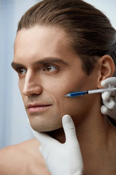 Beauty Injection. Hombre guapo recibiendo inyecciones de relleno facial —  Fotos de Stock