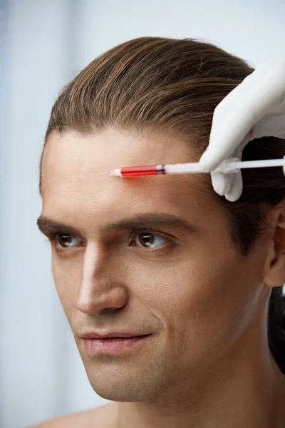 Inyección de belleza facial masculina. Hombre guapo recibe inyecciones de relleno —  Fotos de Stock