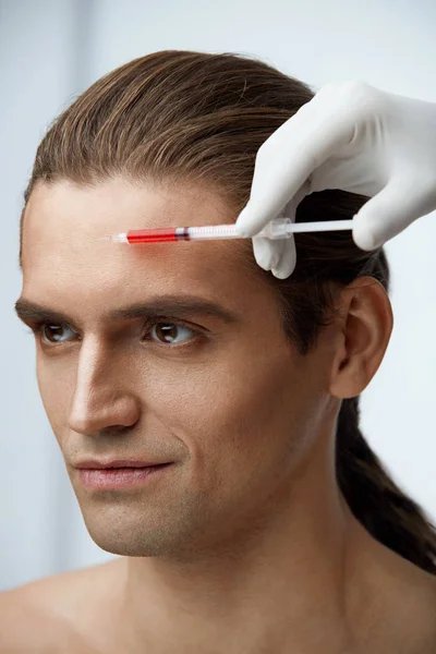 Inyección de belleza facial masculina. Hombre guapo recibe inyecciones de relleno —  Fotos de Stock