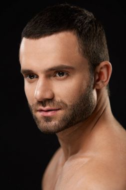 Güzel bir yüzü ile yakışıklı seksi adam portresi closeup