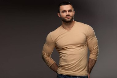 Yakışıklı bir adam portresi. Kas vücut ile seksi genç erkek