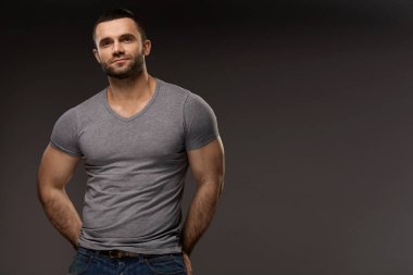 Yakışıklı bir adam portresi. Kas vücut ile seksi genç erkek