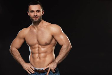 Eğitimli sıcak vücut ile seksi genç adam portresi. Vücut geliştirme