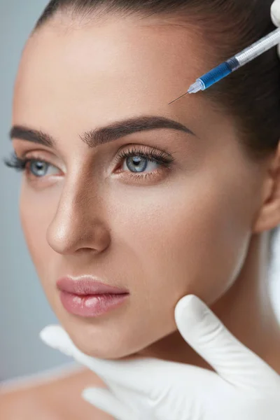Cirugía plástica. Mujer hermosa recibiendo inyecciones de belleza —  Fotos de Stock