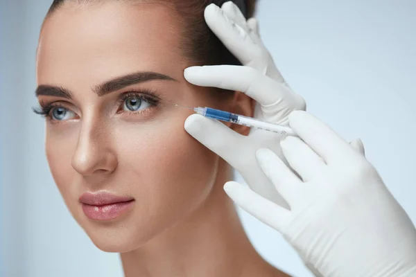 Visage de femme recevant des injections de beauté dans la peau — Photo