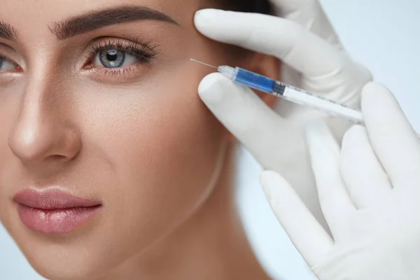 Cirugía plástica. Mujer hermosa recibiendo inyecciones de belleza — Foto de Stock