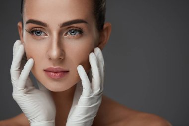 Plastik Cerrahi operasyon öncesi güzel bir kadın. Güzellik