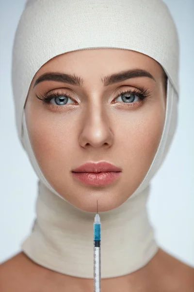 Cirugía plástica. Chica que recibe inyecciones de aumento de labios —  Fotos de Stock