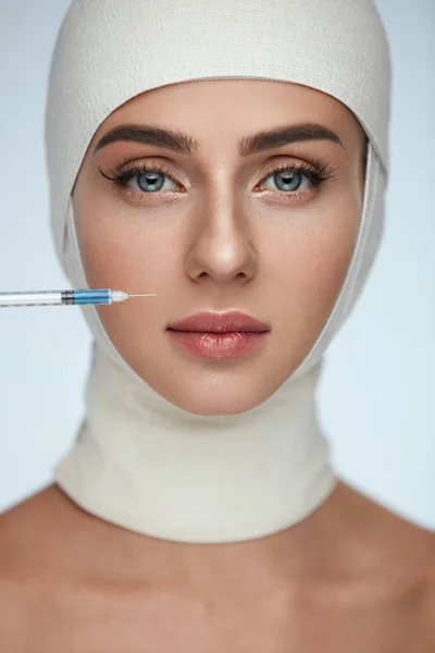 Plastische Chirurgie. Mädchen erhält Injektionen zur Lippenvergrößerung — Stockfoto