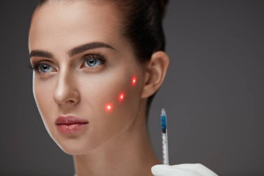 Güzellik enjeksiyon. Güzel kız yüz cilt üzerinde lazer puanla