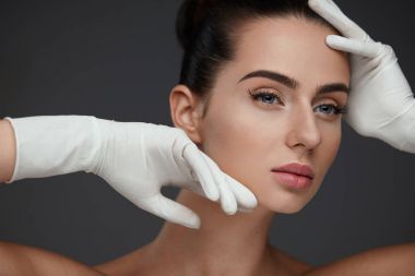 Plastik Cerrahi operasyon öncesi güzel bir kadın. Güzellik