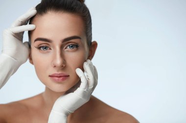 Plastik Cerrahi operasyon öncesi güzel bir kadın. Güzellik