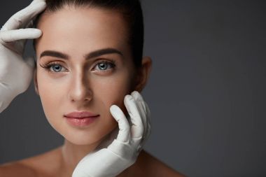 Plastik Cerrahi operasyon öncesi güzel bir kadın. Güzellik