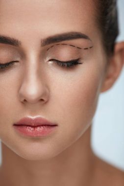 Plastik cerrahi işlem. Kadın yüzü siyah cerrahi çizgiler ile