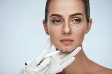 Tedavi. Şevval Özçelik Güzellik kadın yüz çizim cerrahi satırlarında