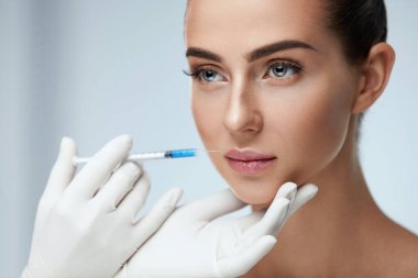 Yumuşak tenli güzellik enjeksiyon aldıktan güzel kadın