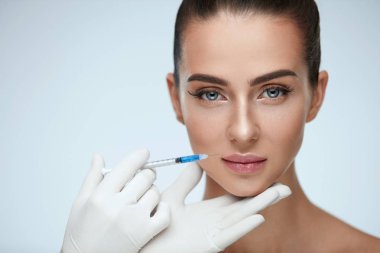 Yumuşak tenli güzellik enjeksiyon aldıktan güzel kadın