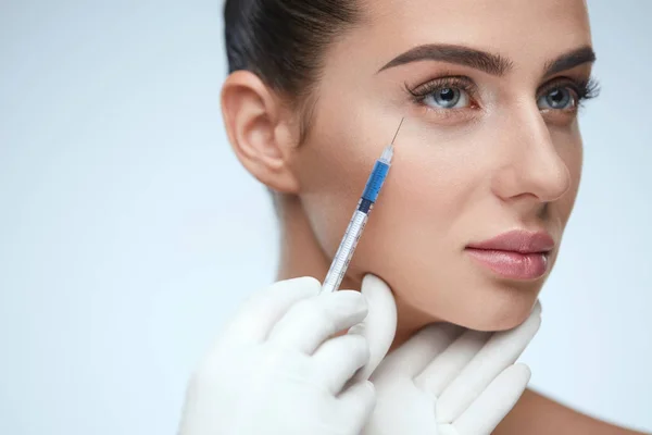 Visage de femme recevant des injections de beauté dans la peau — Photo