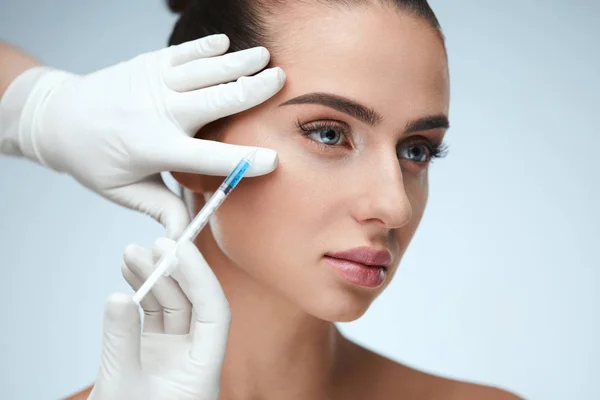 Skönhetsvård. Kvinnans ansikte emot huden lyfta injektioner — Stockfoto