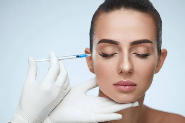 Tratamento cosmético. Injeção facial da elevação da pele à cara da mulher — Fotografia de Stock