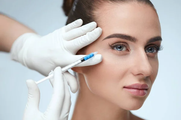 Skönhetsvård. Kvinnans ansikte emot huden lyfta injektioner — Stockfoto