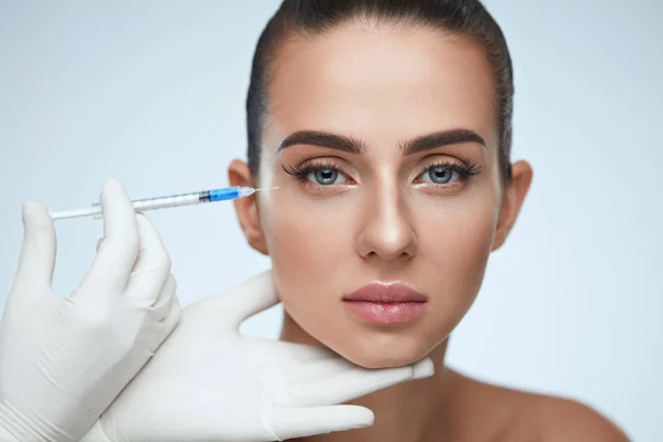 Soins de beauté. Visage de femme recevant des injections de levage de peau — Photo