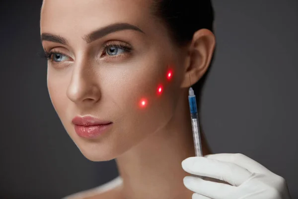 Schoonheid injectie. Mooi meisje gezicht met Laser punten op de huid — Stockfoto