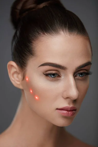 Bella donna con pelle morbida e punti laser rossi sulla pelle — Foto Stock