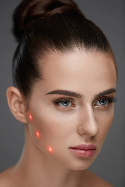 Красива жінка з м'якою шкірою і червоними лазерними точками на шкірі — стокове фото